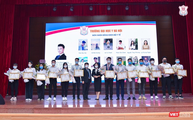 Trường Đại học Y Hà Nội tuyên dương các cán bộ, học viên, sinh viên tham gia tuyến đầu chống dịch ảnh 6