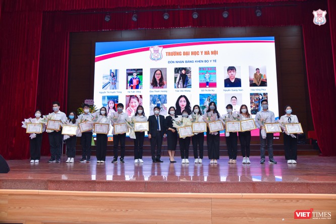 Trường Đại học Y Hà Nội tuyên dương các cán bộ, học viên, sinh viên tham gia tuyến đầu chống dịch ảnh 7