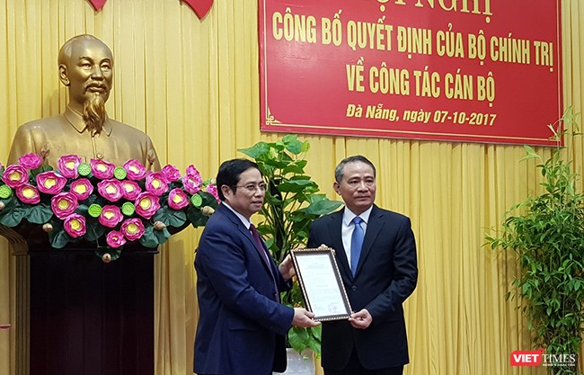 Ông Phạm Minh Chính, Uỷ viên Bộ Chính trị, Bí thư Trung ương Đảng, Trưởng Ban Tổ chức Trung ương trao Quyết định cho ông Trương Quang Nghĩa