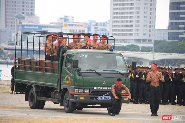 Hơn 2.000 cảnh sát diễn tập chống khủng bố bảo vệ APEC tại Đà Nẵng ảnh 16