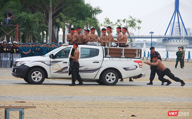 Hơn 2.000 cảnh sát diễn tập chống khủng bố bảo vệ APEC tại Đà Nẵng ảnh 17