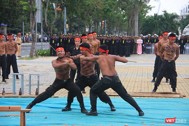 Hơn 2.000 cảnh sát diễn tập chống khủng bố bảo vệ APEC tại Đà Nẵng ảnh 19