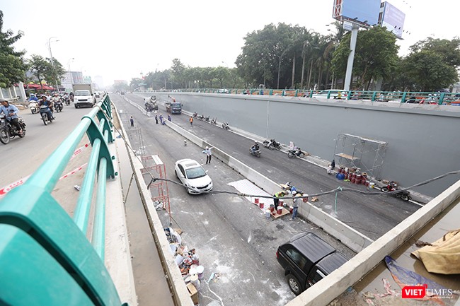 Phía đông nút giao thông đang tiến hành công tác hoàn thiện, lắp đặt dãi phân cách