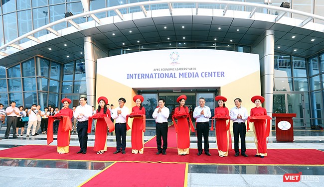 Lế cắt băng khánh thành Trung tâm báo chí Quốc tế APEC