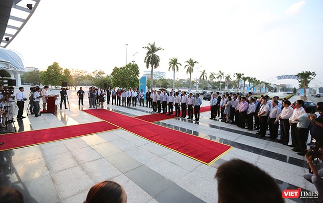 Phó Thủ tướng, Bộ trưởng Bộ Ngoại giao Phạm Bình Minh cùng lãnh đạo các Bộ ngành TƯ và lãnh đạo TP. Đà Nẵng đã cắt băng khai trương Trung tâm Báo chí Quốc tế APEC 2017
