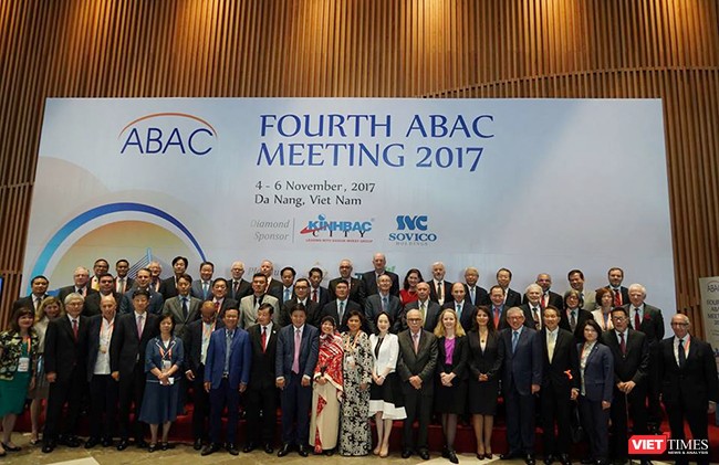 Câc đại biểu, thành viên Hội đồng Tư vấn Kinh doanh APEC 2017 (ABAC 2017) chụp ảnh lưu niệm tại phiên khai mạc Kỳ họp toàn thể lần thứ 4 ABAC
