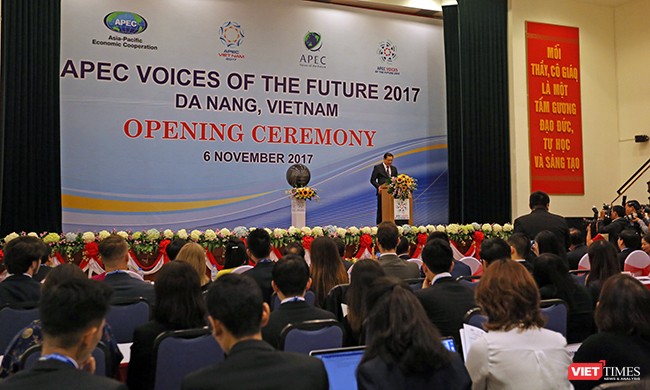 Sáng 6/11, Diễn đàn Tiếng nói tương lai APEC 2017 đã chính thức được khai mạc tại Đại học Đà Nẵngvới chủ đề “Tạo động lực mới, cùng vun đắp tương lai chung”.