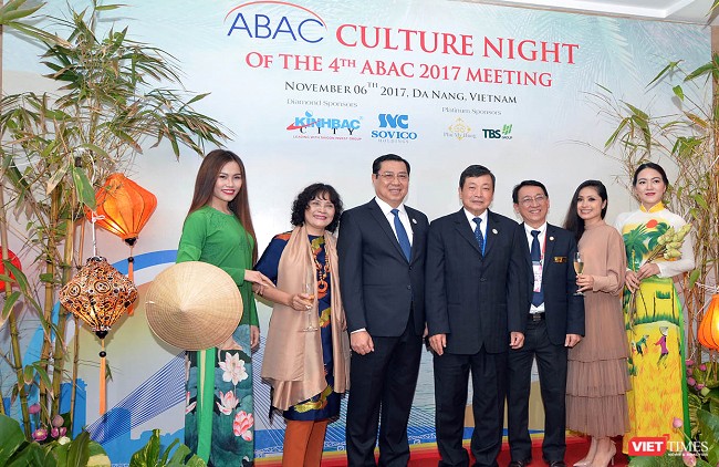 ông Hoàng Anh Dũng chủ tịch APEC, ông Huỳnh Đức Thơ, Chủ tịch Ủy Ban Nhân Dân TP Đà Nẵng và các quan chức cấp cao tham gia bữa tiệc đầy ấn tượng