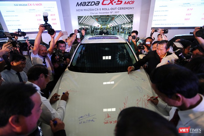 Đại biểu tham dự lễ xuất xưởng ký tên lên chiến Mazda CX-5 hoàn toàn mới