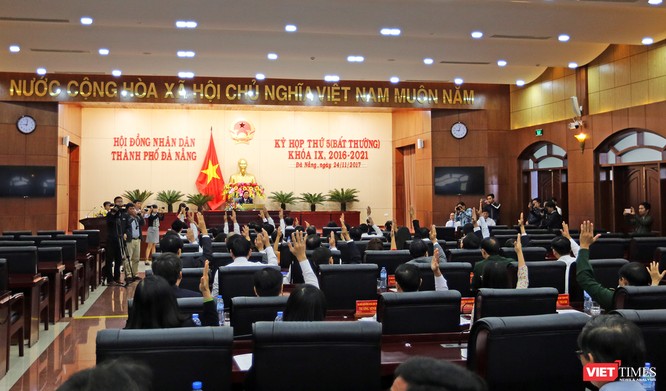100% đại biểu HĐND TP Đà Nẵng có mặt tại Kỳ họp đã biểu quyết thống nhất bãi nhiệm chức danh Chủ tịch HĐND TP khóa IX và đại biểu HĐND khóa IX nhiệm kỳ 2016-2021 đối với ông Nguyễn Xuân Anh.