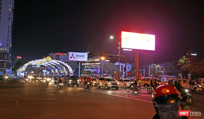 Ảnh: Người dân Đà Nẵng đổ ra đường du xuân đêm 30 Tết ảnh 11