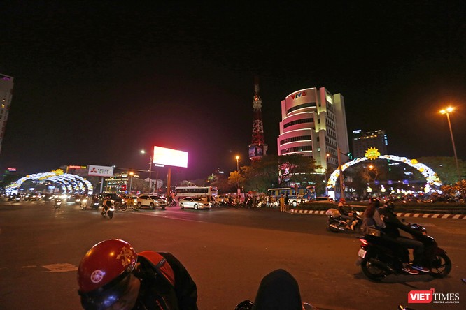 Ảnh: Người dân Đà Nẵng đổ ra đường du xuân đêm 30 Tết ảnh 12