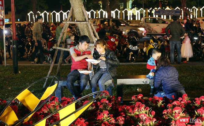 Ảnh: Người dân Đà Nẵng đổ ra đường du xuân đêm 30 Tết ảnh 15