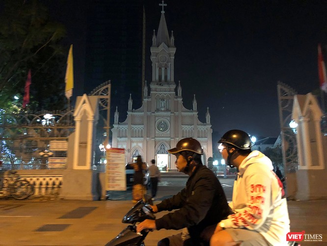 Ảnh: Người dân Đà Nẵng đổ ra đường du xuân đêm 30 Tết ảnh 16