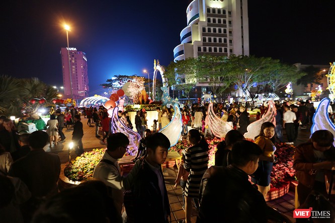 Ảnh: Người dân Đà Nẵng đổ ra đường du xuân đêm 30 Tết ảnh 19