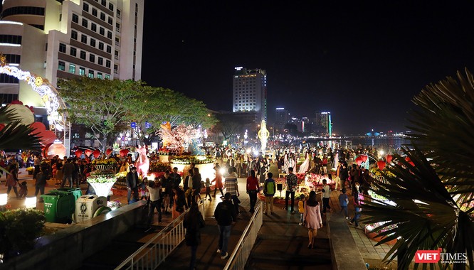 Ảnh: Người dân Đà Nẵng đổ ra đường du xuân đêm 30 Tết ảnh 26