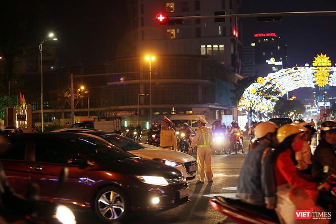 Ảnh: Người dân Đà Nẵng đổ ra đường du xuân đêm 30 Tết ảnh 27