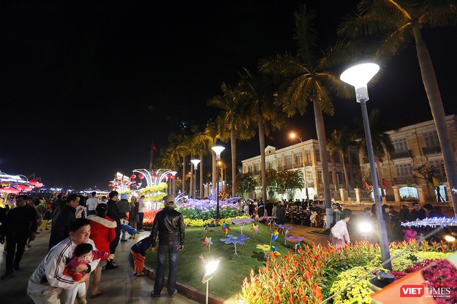 Ảnh: Người dân Đà Nẵng đổ ra đường du xuân đêm 30 Tết ảnh 29