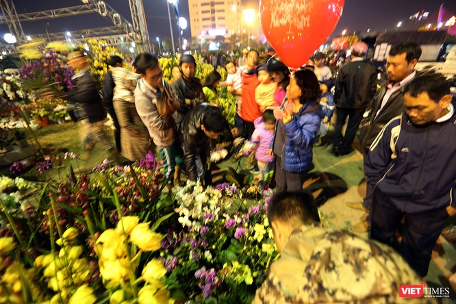 Ảnh: Người dân Đà Nẵng đổ ra đường du xuân đêm 30 Tết ảnh 3