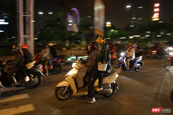 Ảnh: Người dân Đà Nẵng đổ ra đường du xuân đêm 30 Tết ảnh 4