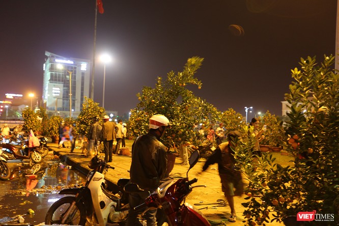 Ảnh: Người dân Đà Nẵng đổ ra đường du xuân đêm 30 Tết ảnh 5