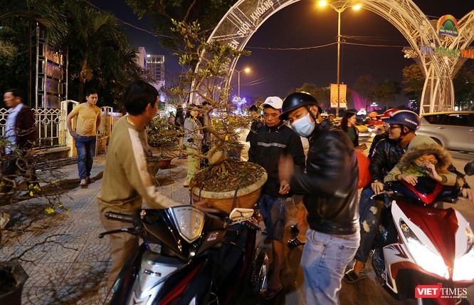 Ảnh: Người dân Đà Nẵng đổ ra đường du xuân đêm 30 Tết ảnh 10