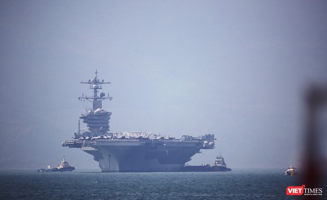 Cận cảnh siêu tàu sân bay Mỹ USS Carl Vinson đang neo đậu Tiên Sa ảnh 3
