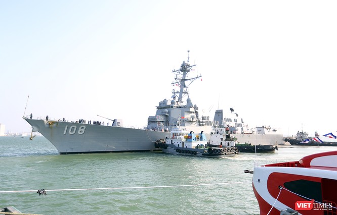 Ngắm “vệ sĩ” hộ tống siêu mẫu hạm USS Carl Vinson cập cảng Đà Nẵng ảnh 2