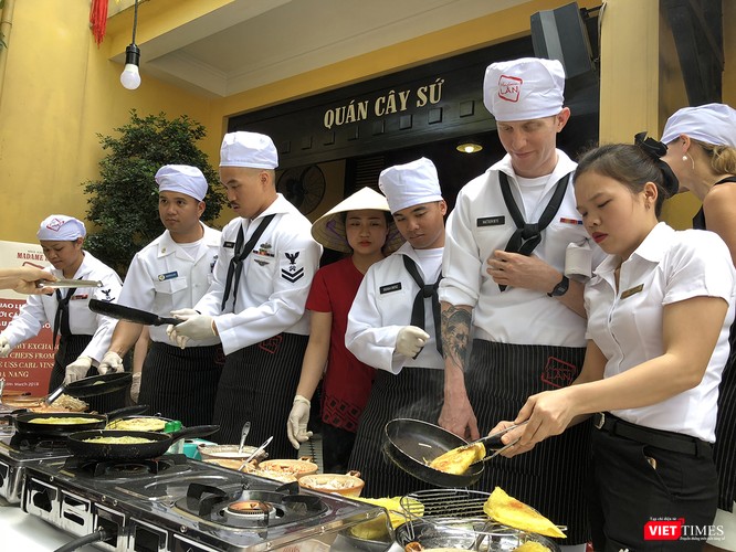 Thủy thủ tàu sân bay USS Carl Vinson mê... bánh xèo Việt Nam ảnh 16