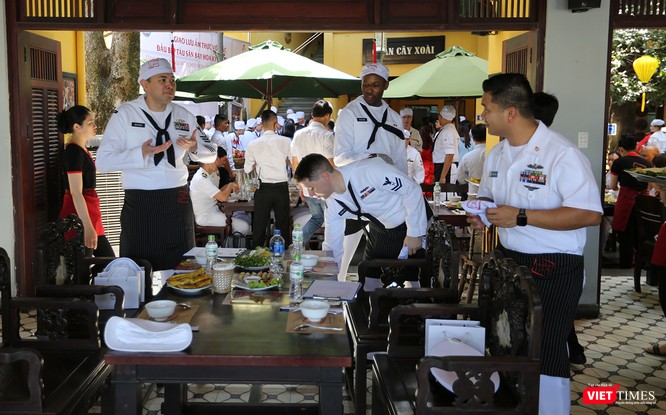 Thủy thủ tàu sân bay USS Carl Vinson mê... bánh xèo Việt Nam ảnh 30