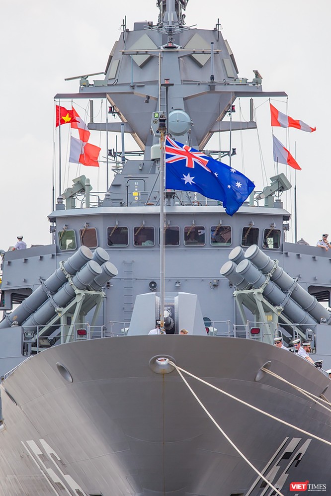 Đội tàu Hải quân Hoàng Gia Australia đến thăm TP.HCM ảnh 10