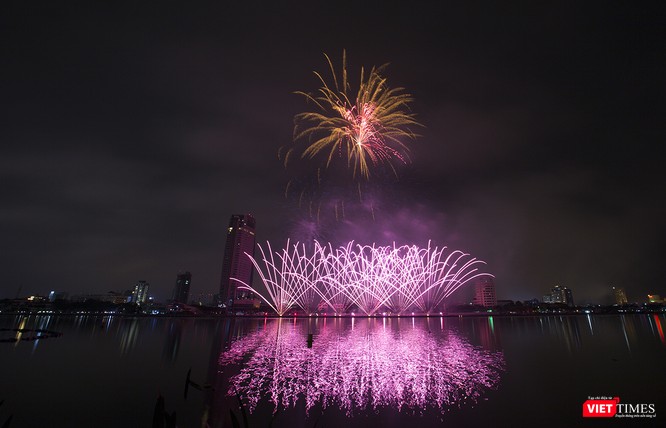 Pháo hoa Đà Nẵng 2018: Cận cảnh hàng vạn người nhún nhảy cùng đội Ba Lan bên “những cây cầu huyền thoại“ ảnh 11