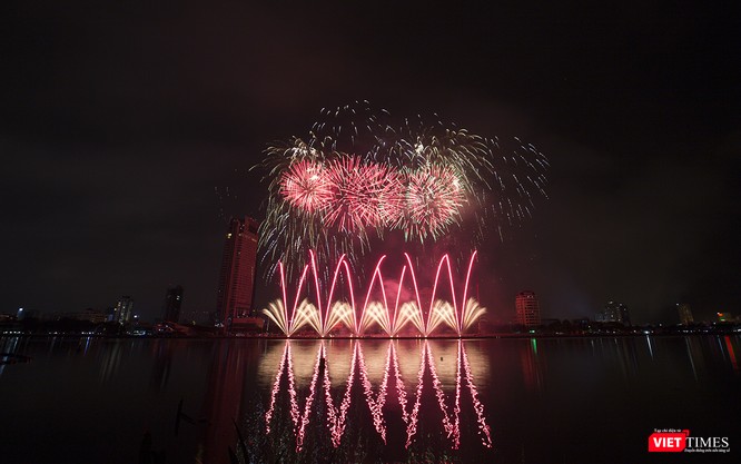 Pháo hoa Đà Nẵng 2018: Cận cảnh hàng vạn người nhún nhảy cùng đội Ba Lan bên “những cây cầu huyền thoại“ ảnh 17