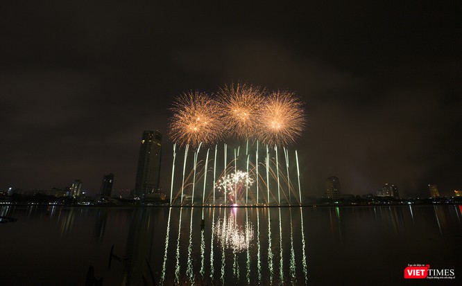 Pháo hoa Đà Nẵng 2018: Cận cảnh hàng vạn người nhún nhảy cùng đội Ba Lan bên “những cây cầu huyền thoại“ ảnh 23