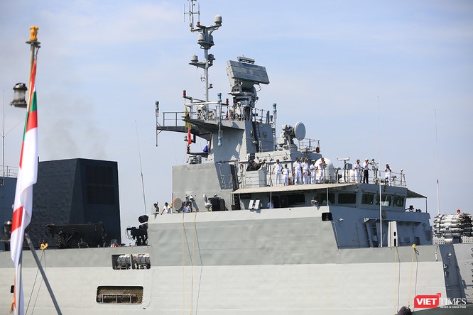 Sức mạnh của tàu hộ vệ tên lửa INS Kamorta và “siêu hậu cần” INS Shakti-Hải quân Ấn Độ ở Đà Nẵng ảnh 12