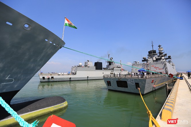 Sức mạnh của tàu hộ vệ tên lửa INS Kamorta và “siêu hậu cần” INS Shakti-Hải quân Ấn Độ ở Đà Nẵng ảnh 15