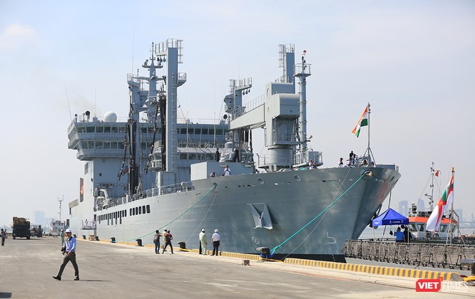 Sức mạnh của tàu hộ vệ tên lửa INS Kamorta và “siêu hậu cần” INS Shakti-Hải quân Ấn Độ ở Đà Nẵng ảnh 31