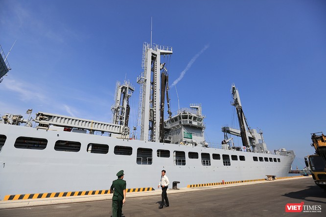 Sức mạnh của tàu hộ vệ tên lửa INS Kamorta và “siêu hậu cần” INS Shakti-Hải quân Ấn Độ ở Đà Nẵng ảnh 21