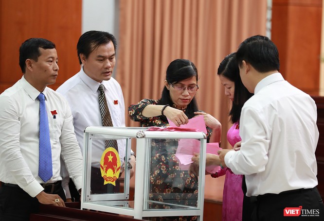 Những khoảnh khắc phiên bầu nhân sự chủ chốt của thành phố Đà Nẵng ảnh 13
