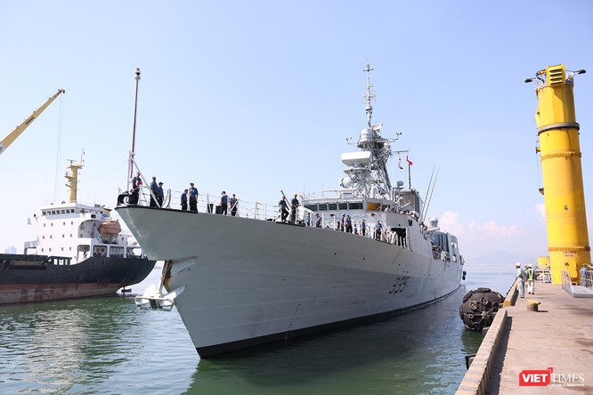 Đội tàu Hải quân Hoàng gia Canada Calgary rời Đà Nẵng ảnh 2