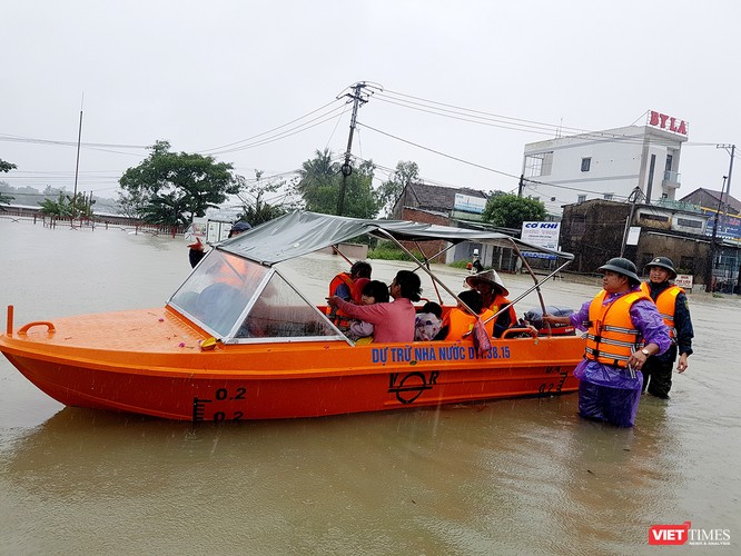Nghịch lý nước ở Quảng Nam: Hạ du chìm trong ngập lụt chưa từng có, thượng nguồn thiếu nước nghiêm trọng nhất từ trước đến nay ảnh 1