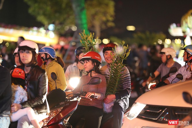 Đà Nẵng: Người dân đổ ra đường đón giao thừa ảnh 21