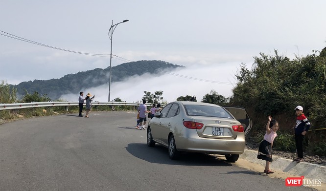 Du khách hứng thú ngắm “sông mây” trên đỉnh Sơn Trà ảnh 6