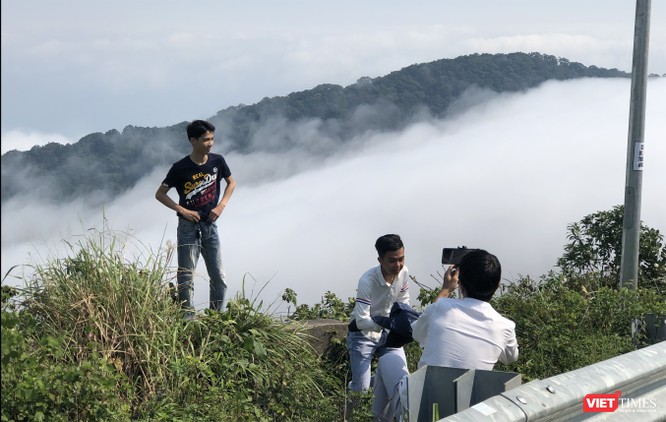 Du khách hứng thú ngắm “sông mây” trên đỉnh Sơn Trà ảnh 10