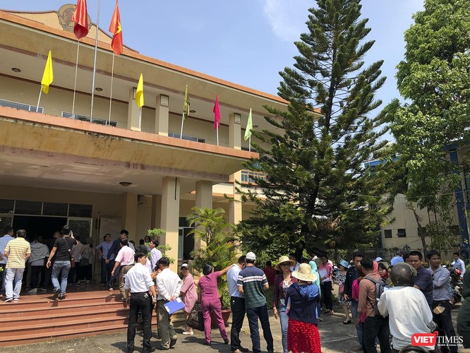 Sáng 20/3, rất đông người mua tụ tập trước trụ ở tiếp dân của UBND tỉnh Quảng Nam