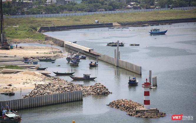 Ngay từ khi thi công hạng mục kè bao và san nền phần lấn mặt sông Hàn, dự án đã gây sự quan ngại về ảnh hưởng đến dòng chảy tự nhiên của sông Hàn