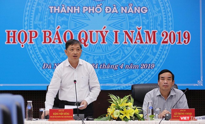 Ông Đặng Việt Dũng - Phó Chủ tịch Thường trực UBND TP Đà Nẵng trả lời các vấn đề báo chí quan tâm tại Họp báo