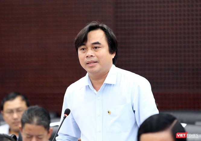 Ông Tô Văn Hùng, Giám đốc Sở TNMT TP Đà Nẵng trả lời ý kiến cử tri tại buổi đối thoại