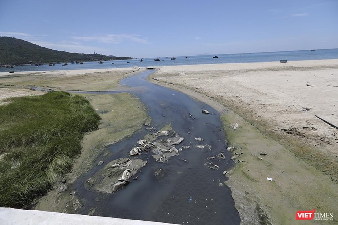 Tình trạng nước thải ô nhiễm vẫn tấn công bãi biển du lịch do chưa tách được hệ thống nước mưa và nước thải sinh hoạt trong khu dân cư