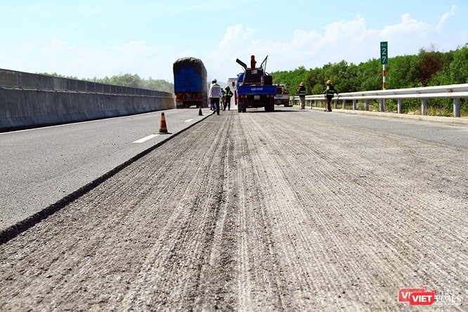 Cao tốc Đà Nẵng - Quảng Ngãi hơn 34.500 tỉ đồng lại hư hỏng, mặt đường lún tạo sống trâu ảnh 1